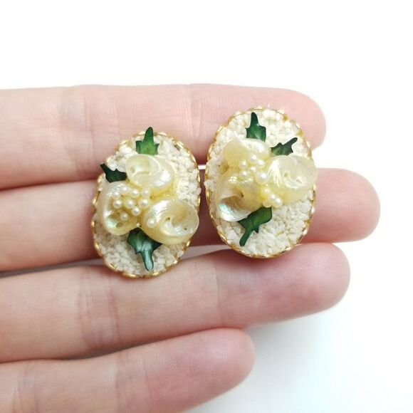 Vintage Cream Color Seashell Cluster Clip On Earrings, Oval Floral Design, Retro - Picture 1 of 6